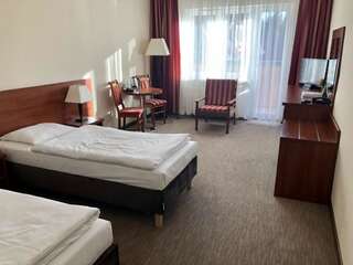 Отель Hotel Mazury Гижицко Стандартный двухместный номер с 2 отдельными кроватями-1